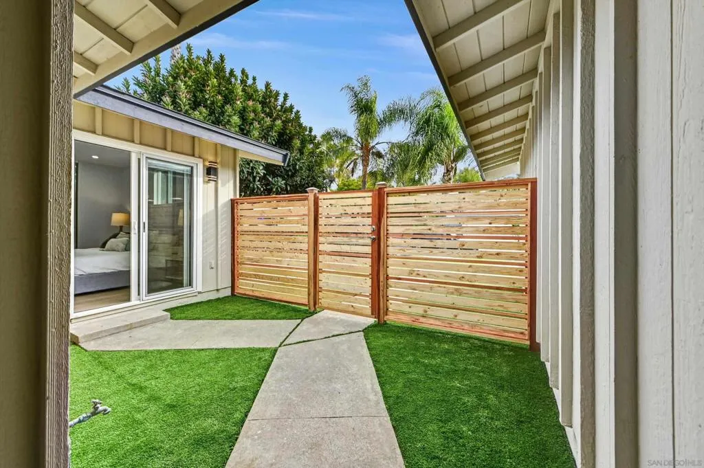 3904 Sherbourne Dr, Oceanside, California 92056 home-pic-4