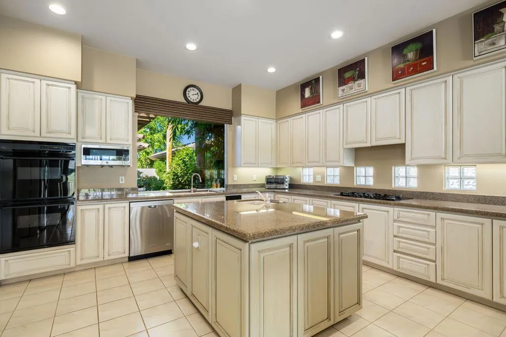 811 Deer Haven Circle, Palm Desert, California 92211 home-pic-17