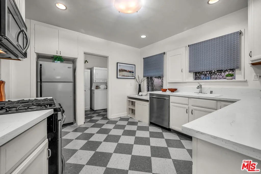 564 N Irving Boulevard, Los Angeles, California 90004 home-pic-13