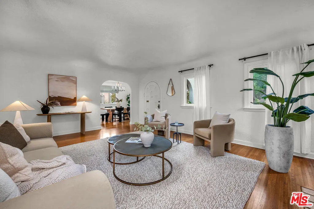 564 N Irving Boulevard, Los Angeles, California 90004 home-pic-10