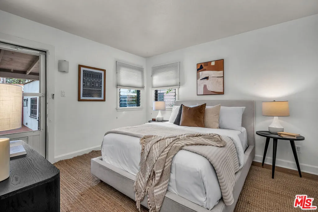 564 N Irving Boulevard, Los Angeles, California 90004 home-pic-21