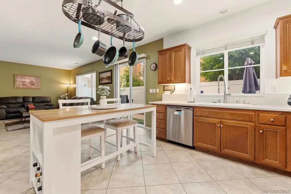 465 Ashbourne Gln, Escondido, California 92027 home-pic-2