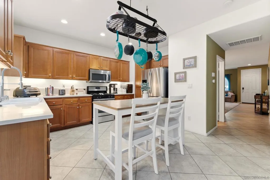 465 Ashbourne Gln, Escondido, California 92027 home-pic-4