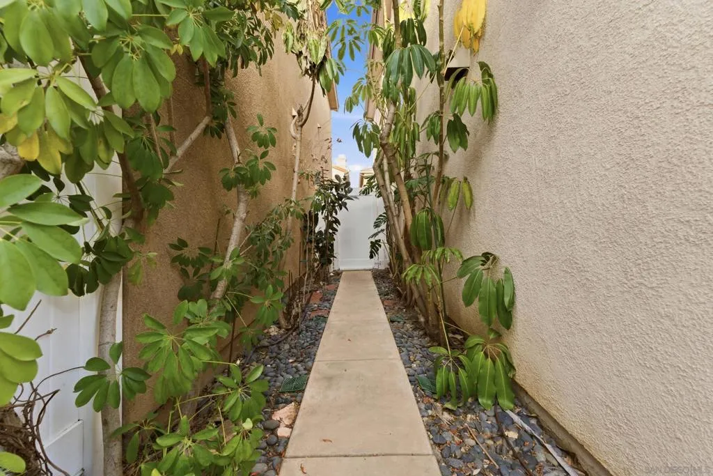 465 Ashbourne Gln, Escondido, California 92027 home-pic-40
