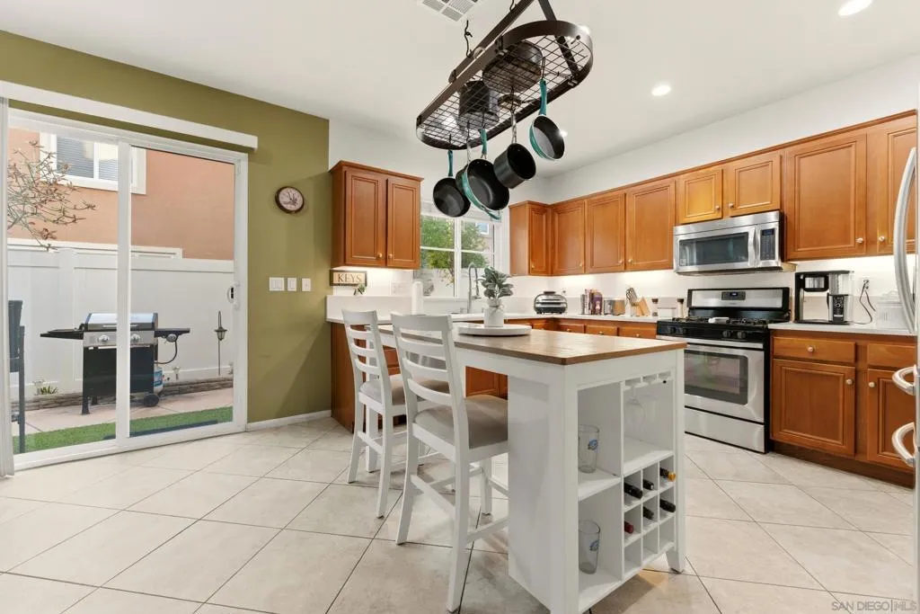 465 Ashbourne Gln, Escondido, California 92027 home-pic-3
