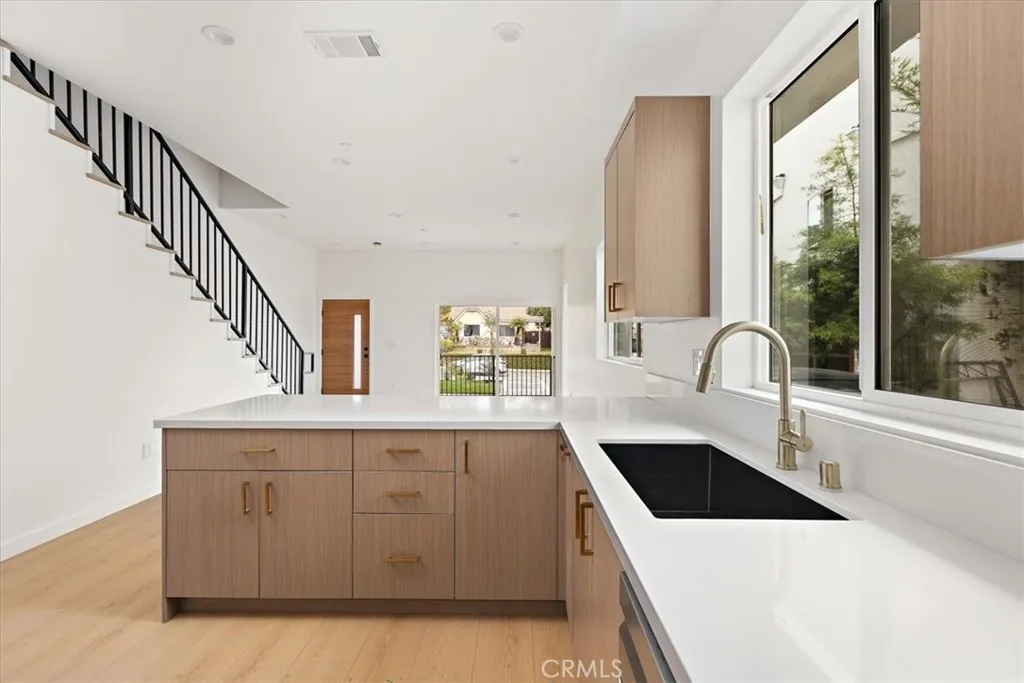 642 E Fairview Boulevard, Inglewood, California 90302 home-pic-11