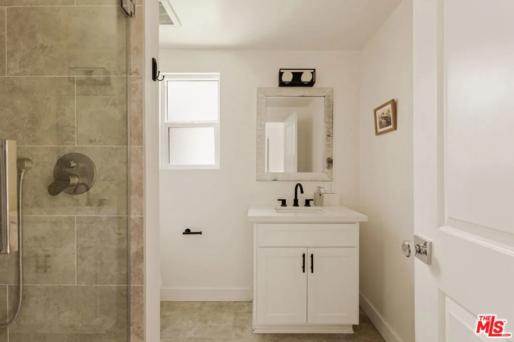 6448 Peach Avenue, Van Nuys, California 91406 home-pic-16