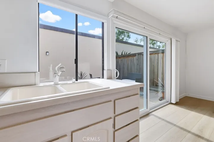 Bright and sunny South facing kitchen/fam room