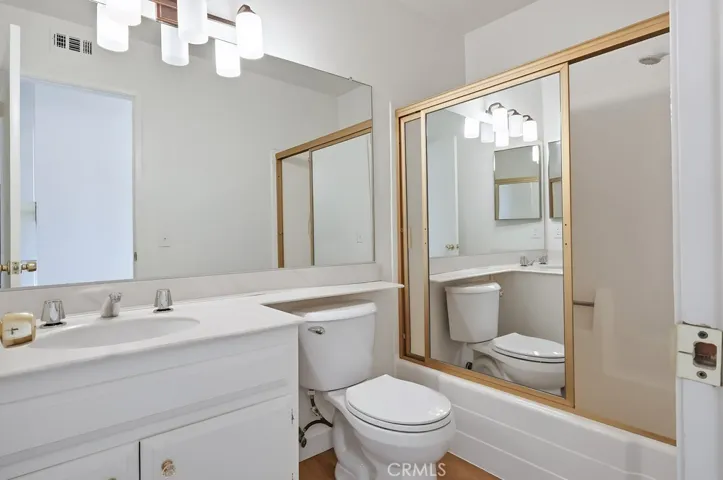 Hallway full bath