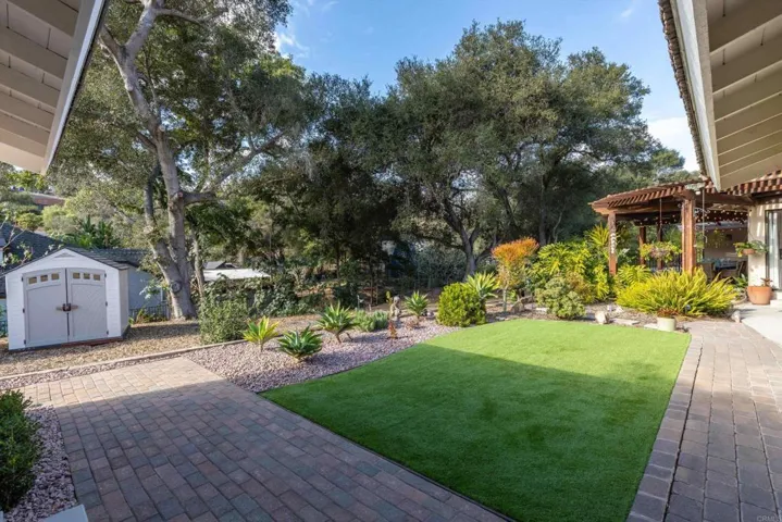 Great landscaping - beautiful outdoor space for the Studio