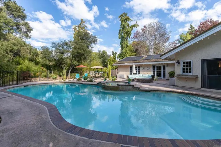 1285 Hidden Oaks Trail, Vista, California 92084