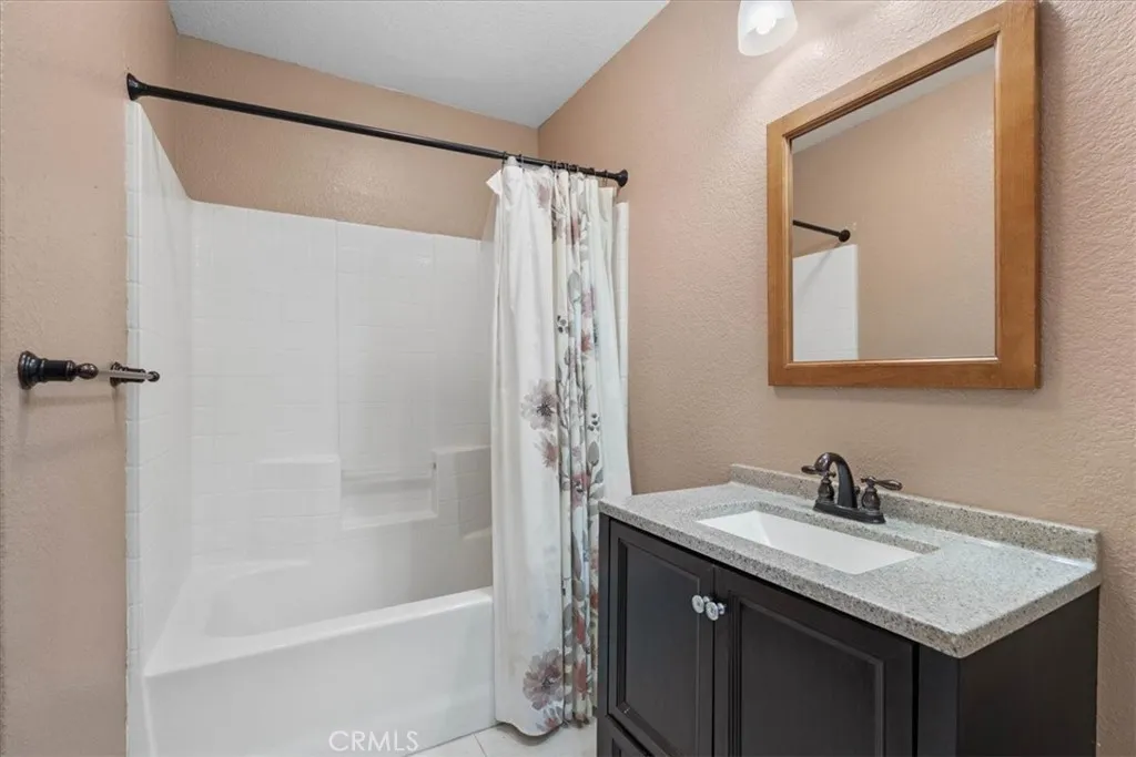 17060 La Vida Court, Fontana, California 92337 home-pic-14