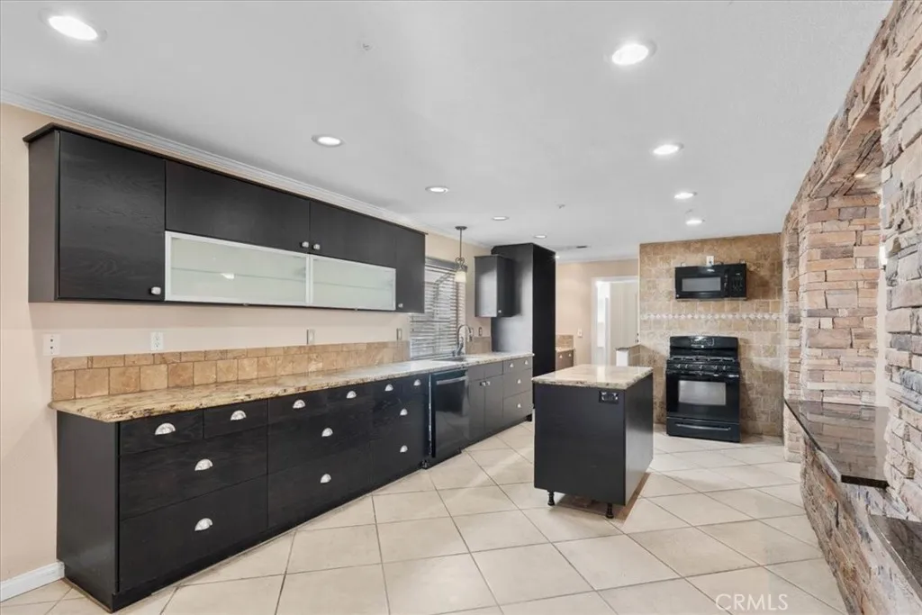 17060 La Vida Court, Fontana, California 92337 home-pic-9