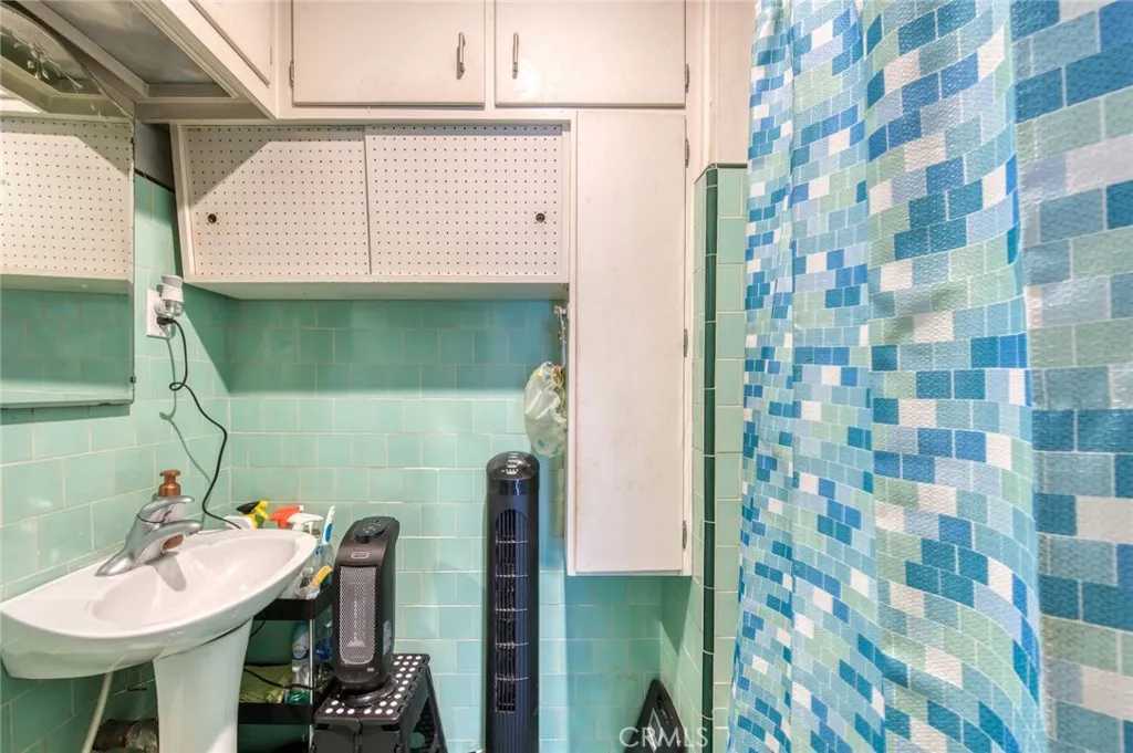 3982 S Gramercy, Los Angeles, California 90062 home-pic-18