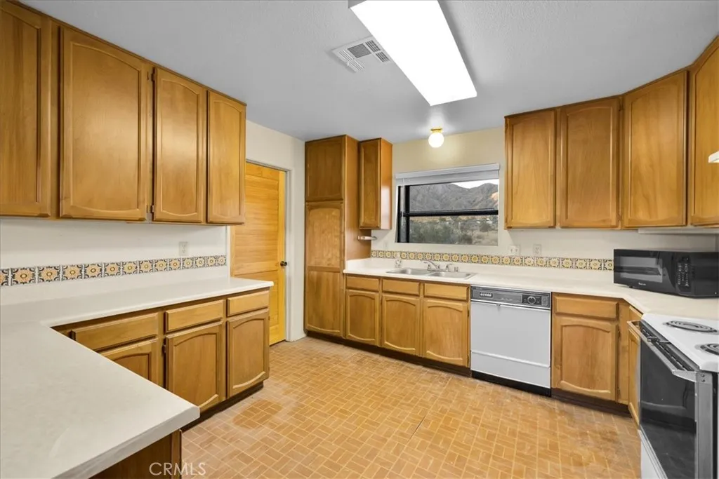 9467 N Star, Morongo Valley, California 92256 home-pic-14