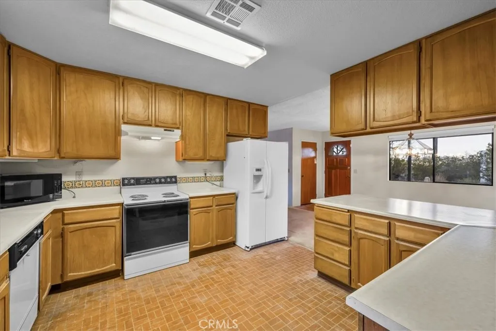 9467 N Star, Morongo Valley, California 92256 home-pic-15