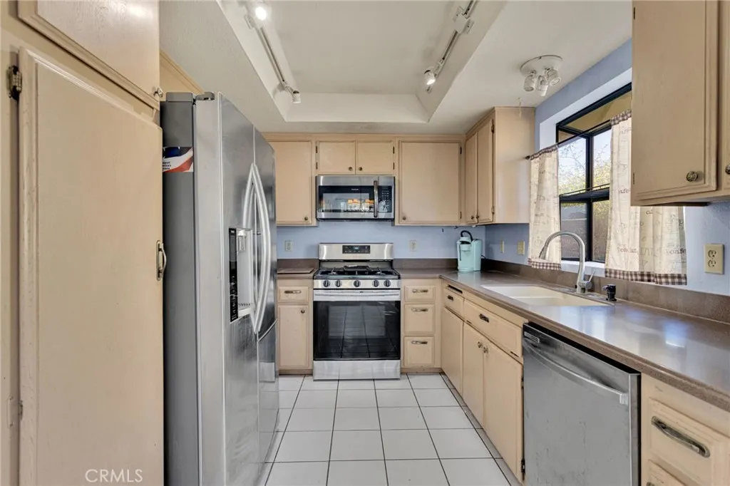 27325 Strawberry, Helendale, California 92342 home-pic-16