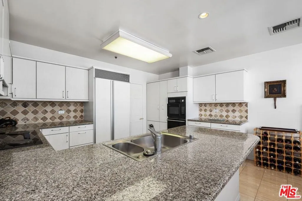 10724 Wilshire Boulevard 1104, Los Angeles, California 90024 home-pic-16