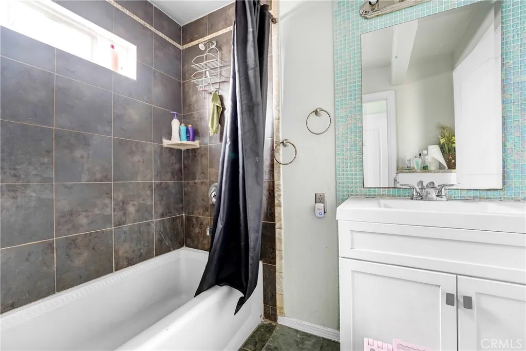 8843 S Wilton Place, Los Angeles, California 90047 home-pic-9