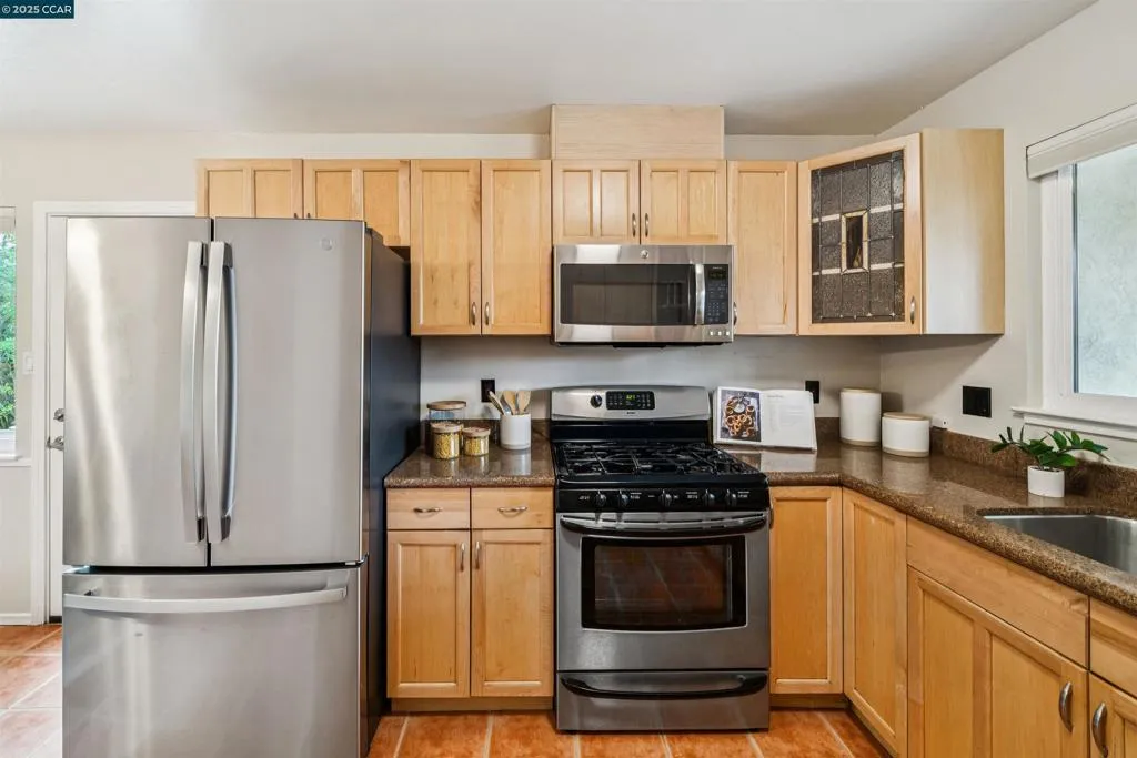 3141 Deseret Dr, Richmond, California 94803 home-pic-10