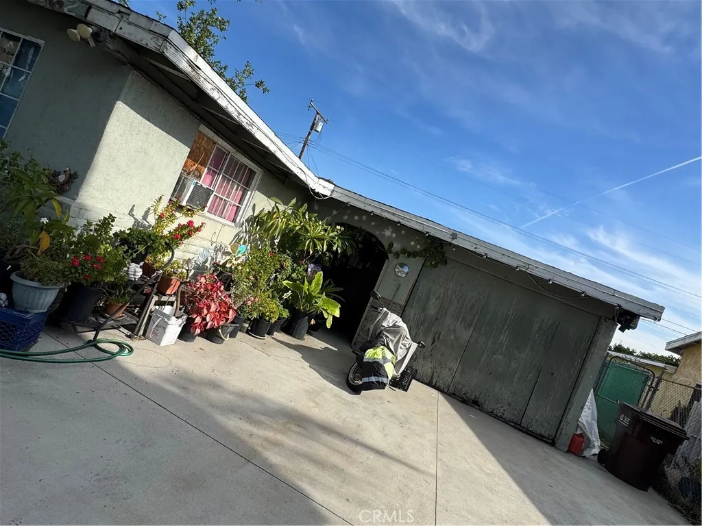 562 S Backton Ave, La Puente, California 91744 home-pic-1
