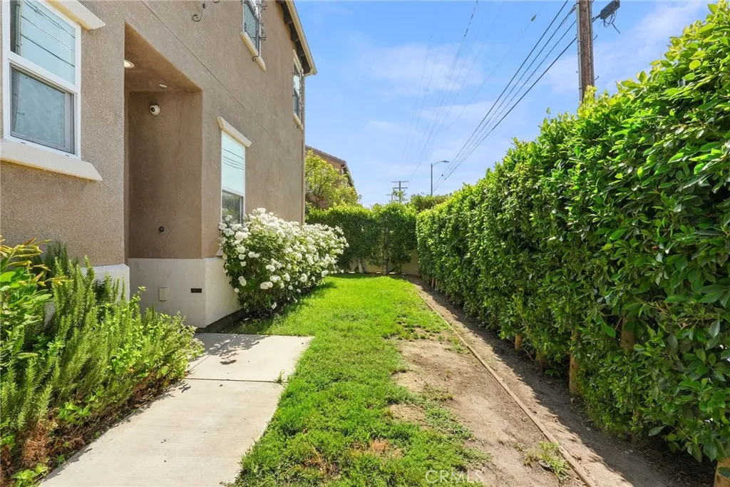 7600 N Courage Way, Van Nuys, California 91405 home-pic-30