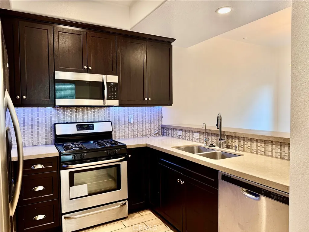 7600 N Courage Way, Van Nuys, California 91405 home-pic-2