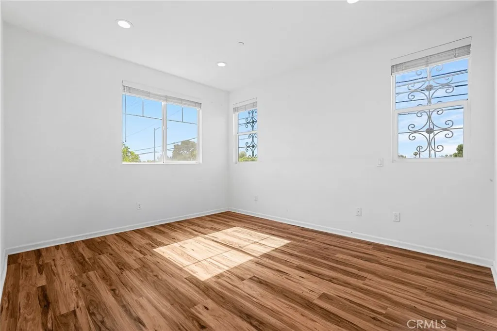 7600 N Courage Way, Van Nuys, California 91405 home-pic-22