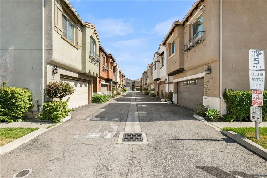 7600 N Courage Way, Van Nuys, California 91405 home-pic-1