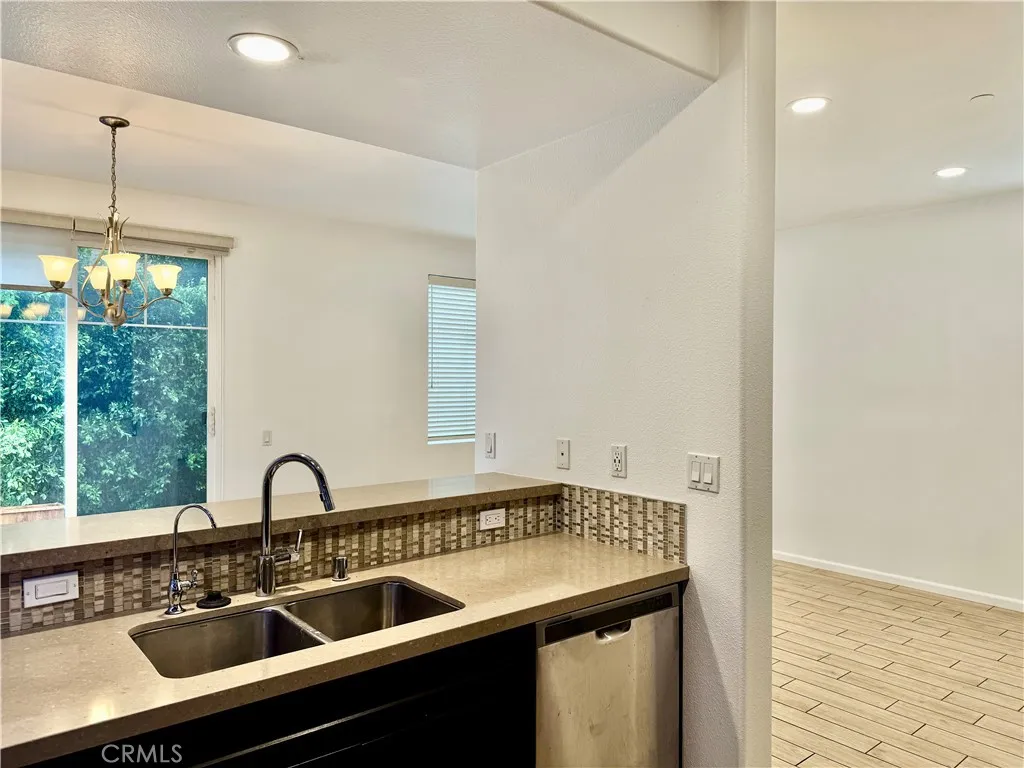 7600 N Courage Way, Van Nuys, California 91405 home-pic-9