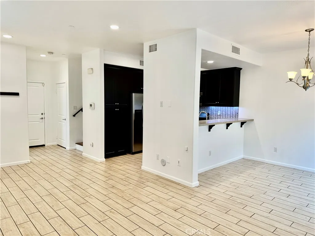 7600 N Courage Way, Van Nuys, California 91405 home-pic-3