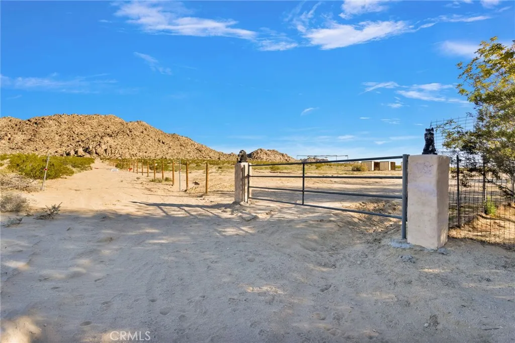 38744 East End Road, Lucerne Valley, California 92356 home-pic-2