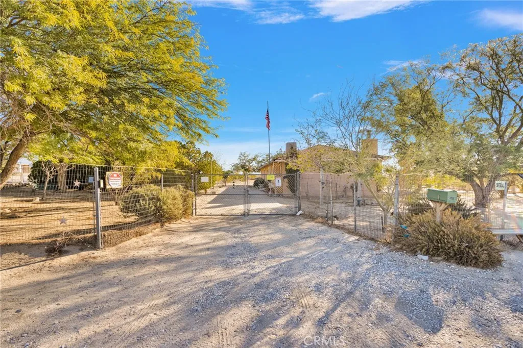 38744 East End Road, Lucerne Valley, California 92356 home-pic-1