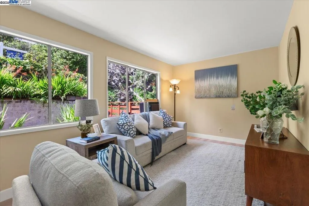 5838 Nottingham Dr, Oakland, California 94611 home-pic-3