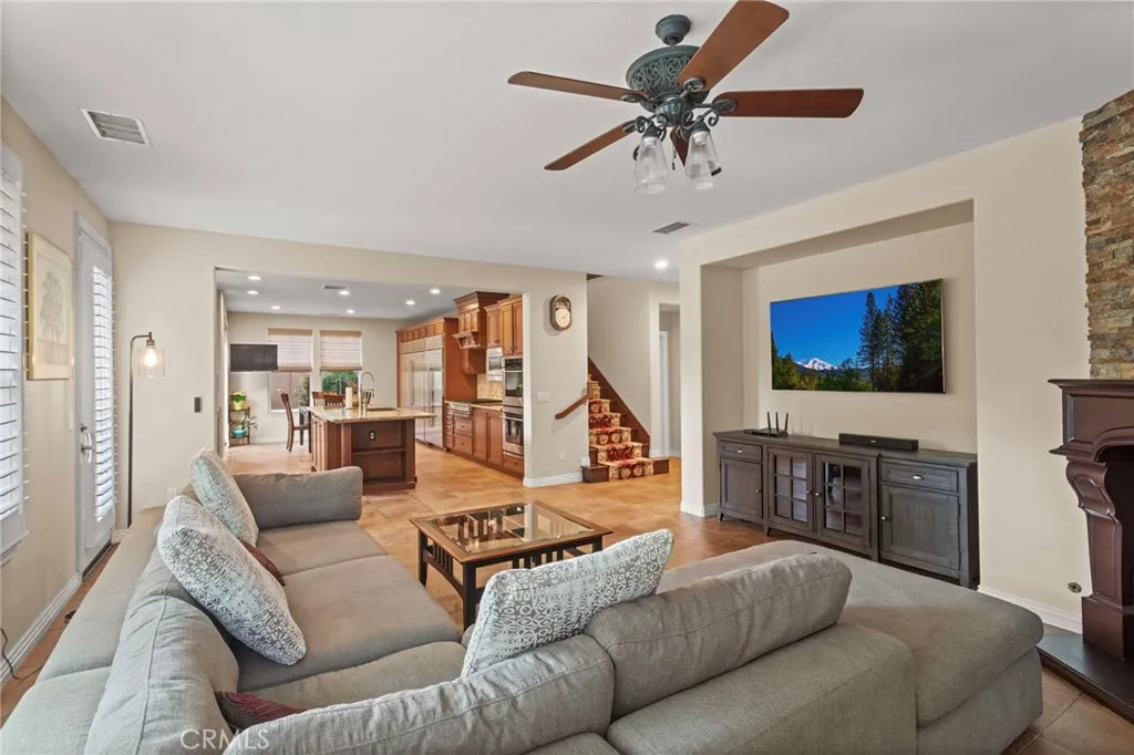 1858 W Meadowbrook, Santa Ana, California 92704 home-pic-4