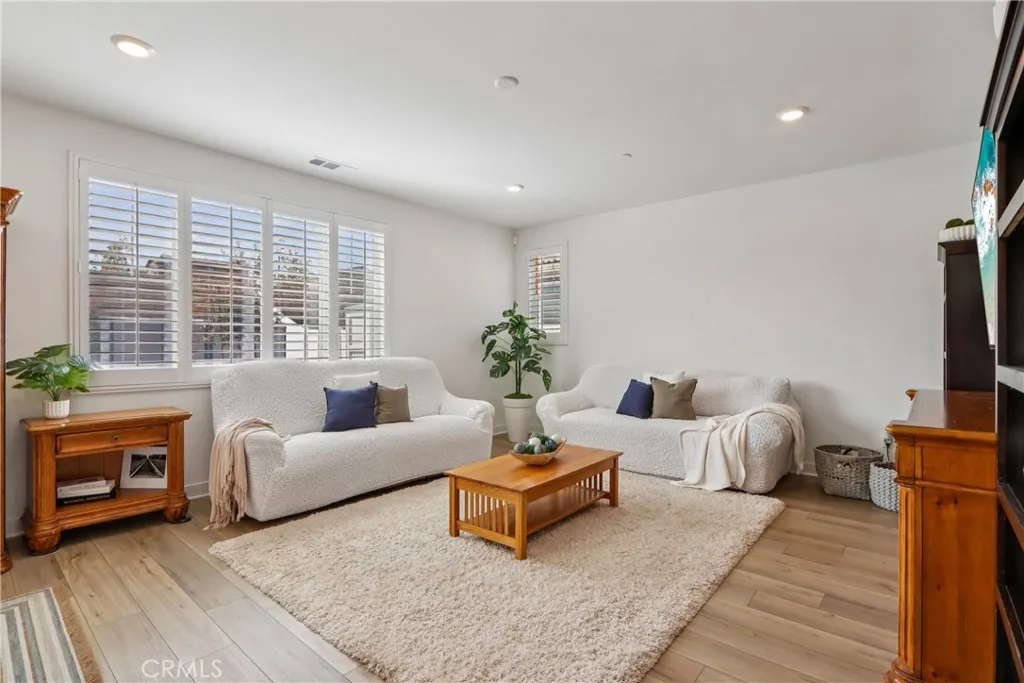 2464 Yellowstone Way, Rialto, California 92377 home-pic-16