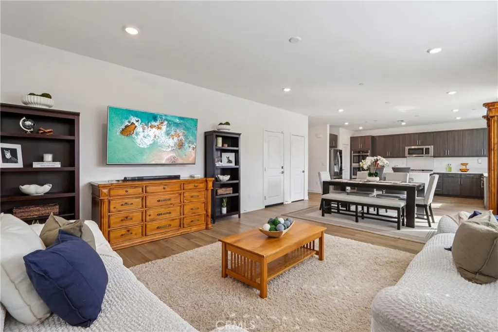 2464 Yellowstone Way, Rialto, California 92377 home-pic-18