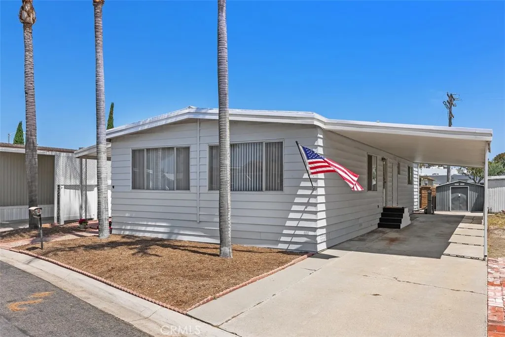 Spacious driveway/carport