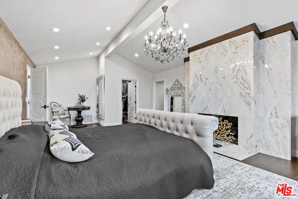 2427 Flintridge Drive, Glendale, California 91206 home-pic-41