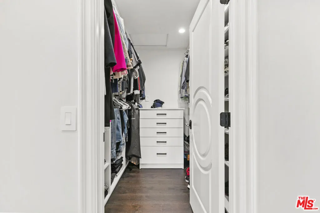 2427 Flintridge Drive, Glendale, California 91206 home-pic-42