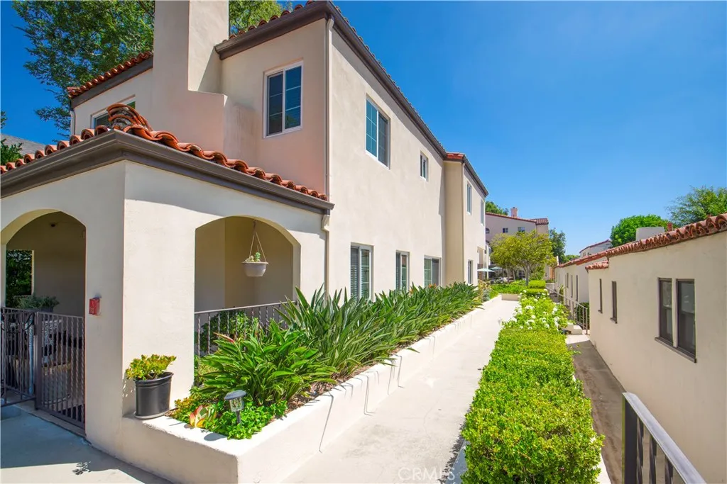372 S Marengo Avenue 108, Pasadena, California 91101 home-pic-2