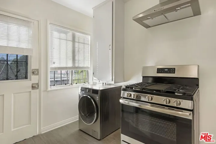 4058 Kitchen LG W/D & Stove Ho