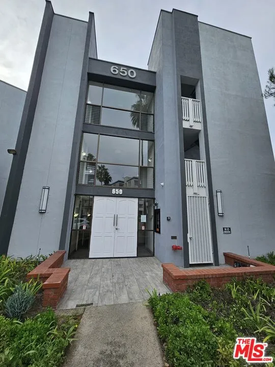 650 The 208, Redondo Beach, California 90277 home-pic-1