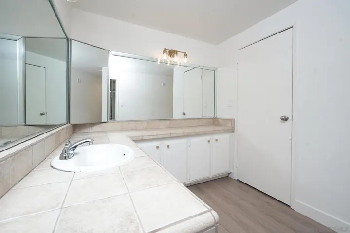 EN SUITE MASTER BATHROOM W/HUGE WALK IN CLOSET