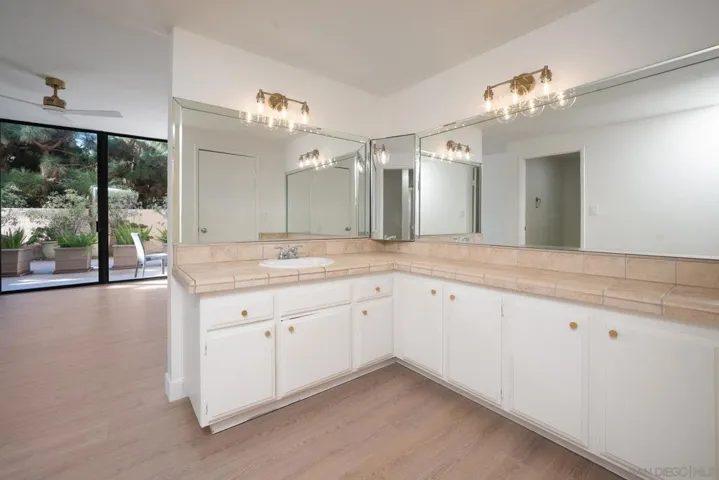 EN SUITE MASTER BATHROOM