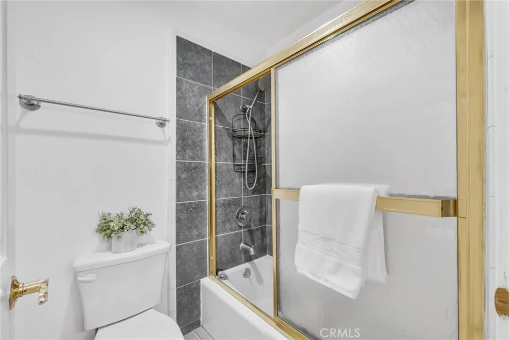 1030 W Macarthur Boulevard 5, Santa Ana, California 92707 home-pic-19