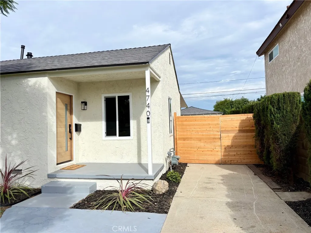 4740 Pepperwood, Long Beach, California 90808 home-pic-1