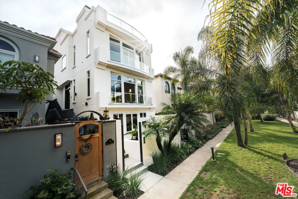 142 Union Jack Mall, Marina Del Rey, California 90292 home-pic-1