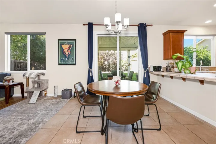 Large Dining Area between kitchen & Family Rooms
