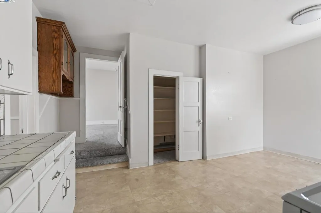 1011 E 11th St, Oakland, California 94606 home-pic-24